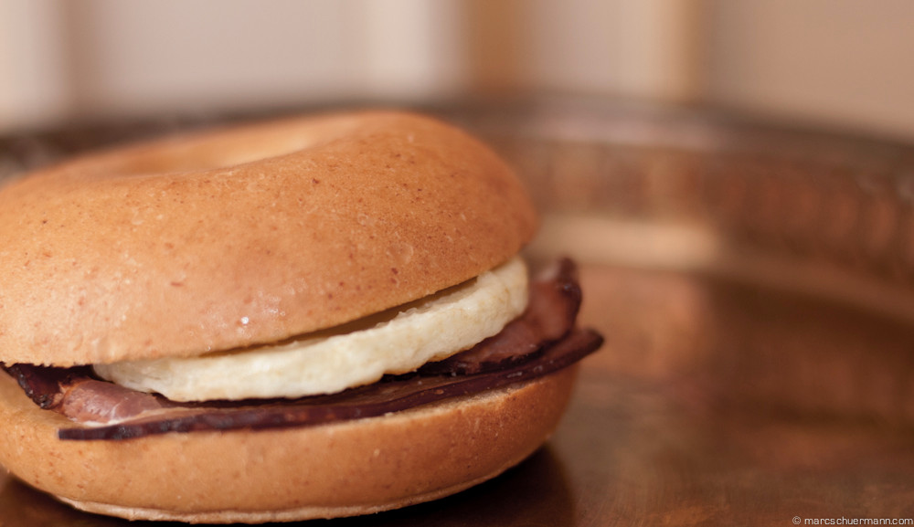 <h5>Bagel mit Ei und Speck</h5>