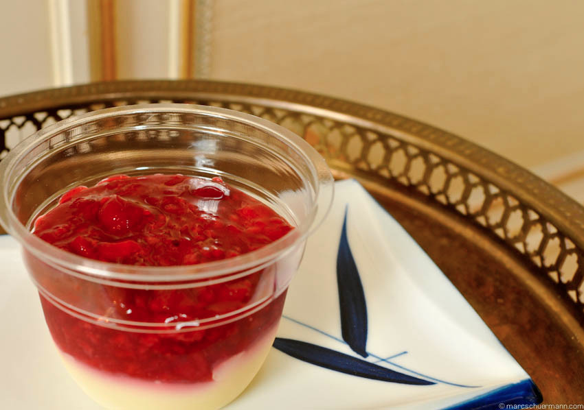 <h5>Rote Grütze mit Vanille-Crème</h5>