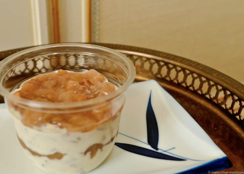 <h5>Straciatella-Crème mit Birnenkompott</h5>