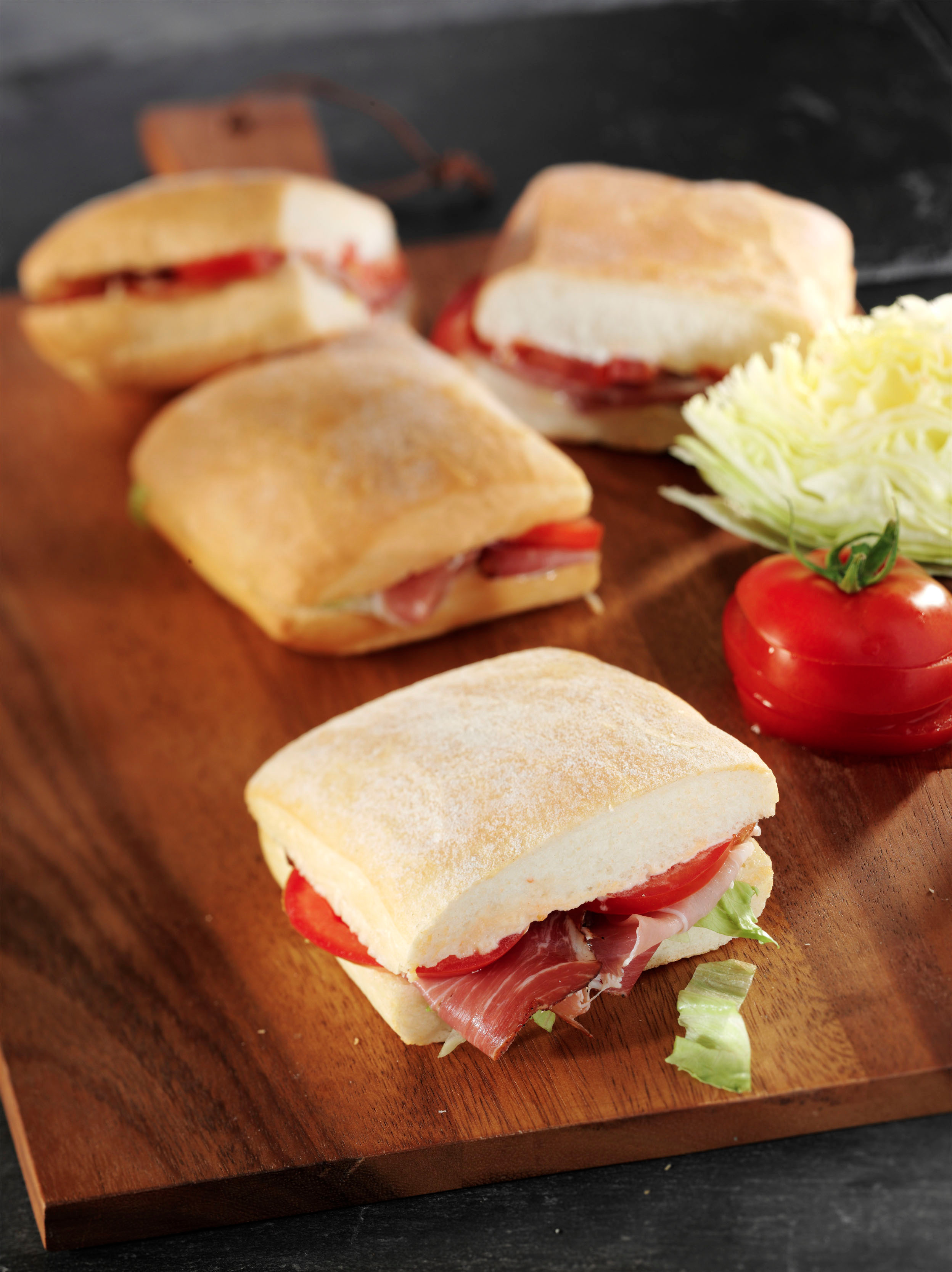 <h5>BLT Sandwich mit Schinken, Salat und Tomate</h5>