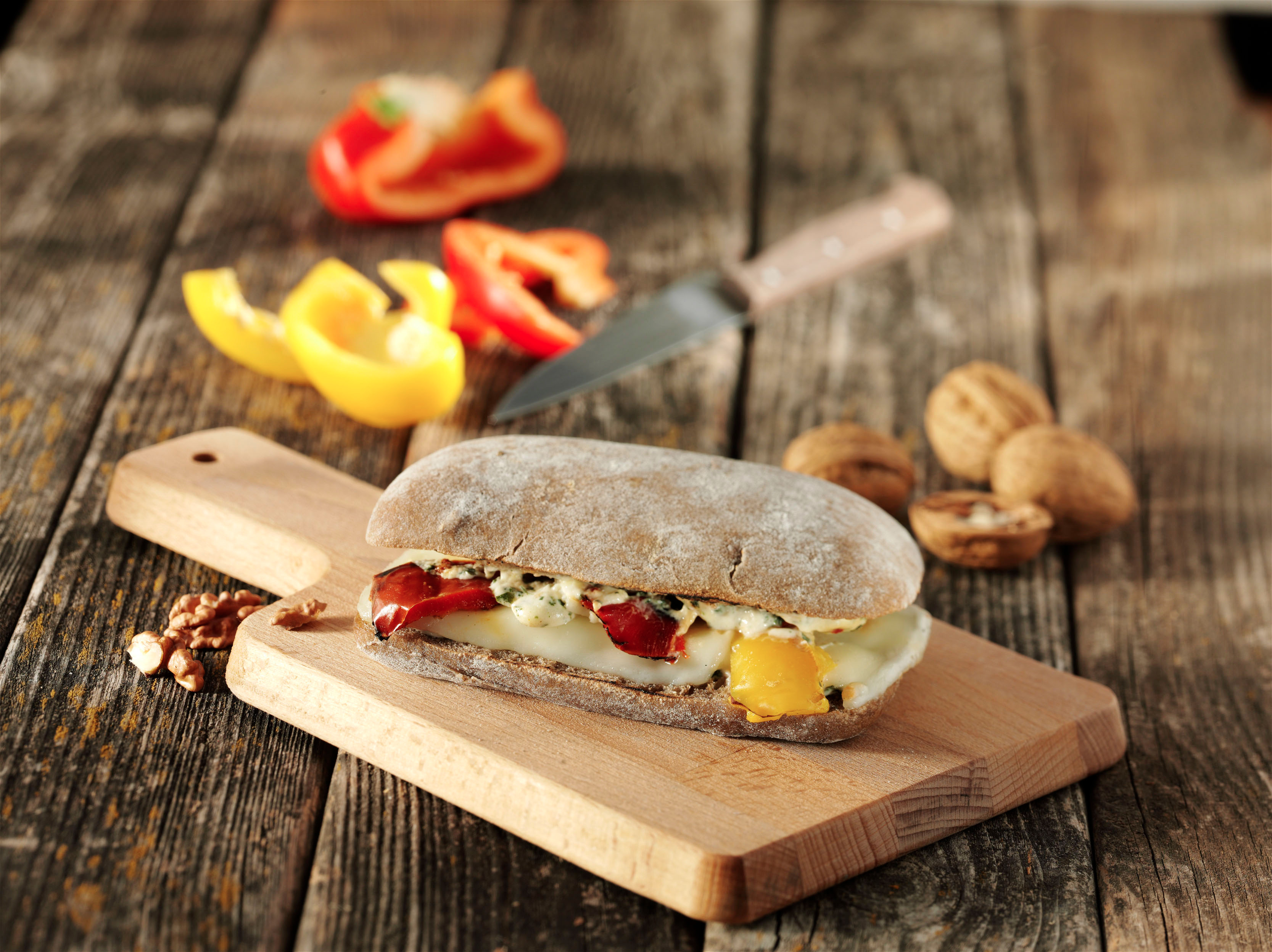 <h5>Nussbrot mit Manchego und gegrillter Paprika</h5>
