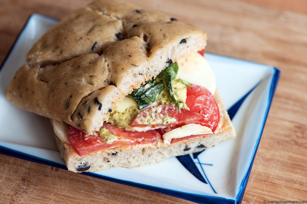 <h5>Oliven-Focaccia mit Tomaten, Mozzarella und Basilikum</h5>
