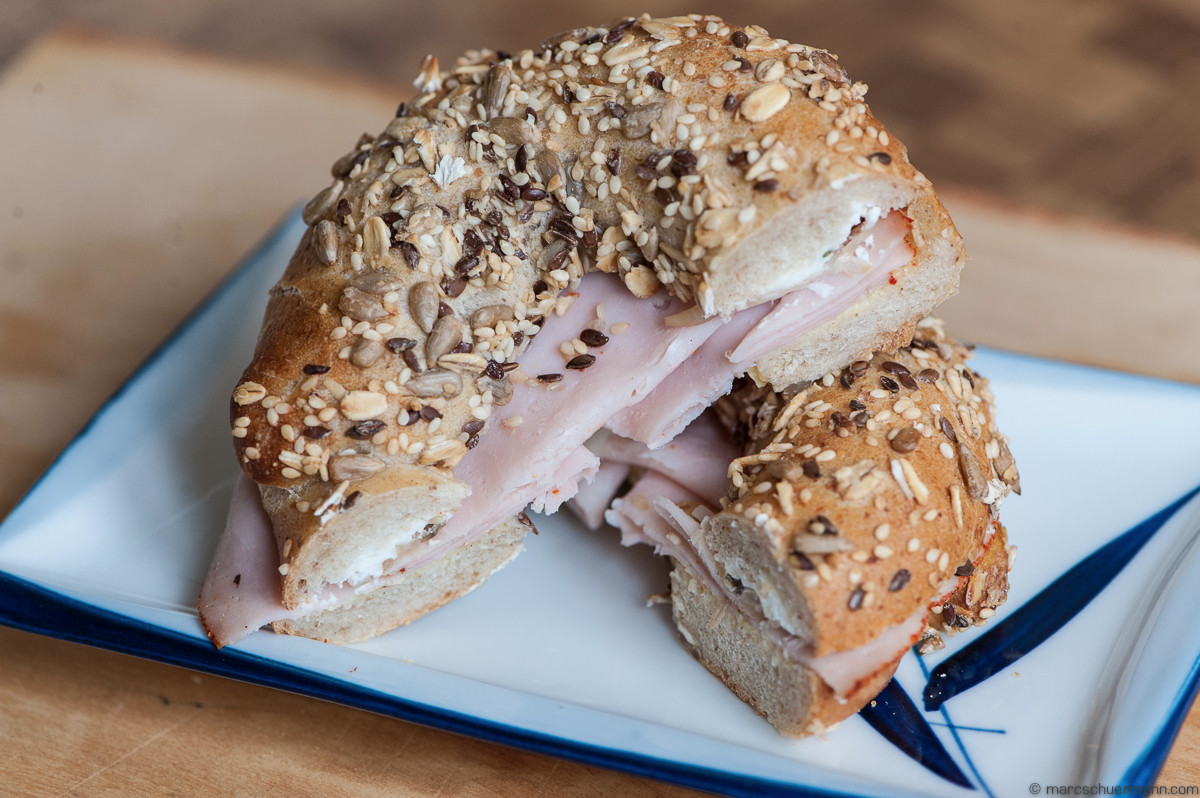 <h5>Frischer Bagel getoppt mit diversen Samen gefüllt mit Turkey und Cream Cheese</h5>