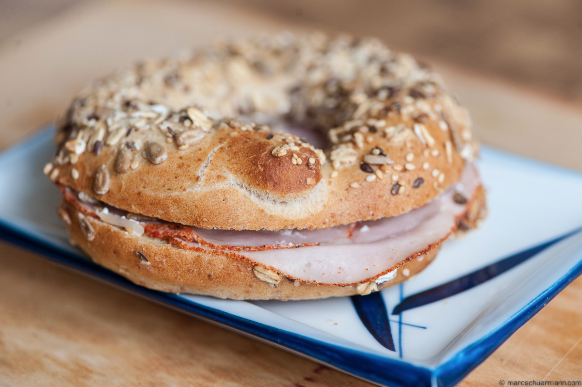 <h5>Frischer Bagel getoppt mit diversen Samen gefüllt mit Turkey und Cream Cheese</h5>