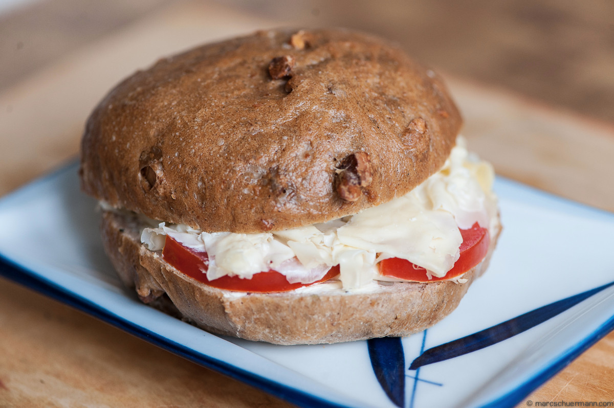 <h5>Nussbrot mit Brie und Tomate – NEU können wir Käse oder Fleisch auch Shaven (sehr dünn schneiden)</h5>