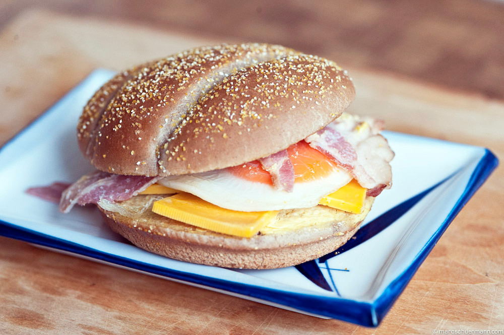 <h5>Burgerbrötchen mit Ei, Speck und Käse</h5>