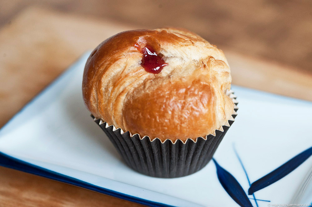 <h5>Butter-CroFin mit Erdbeeren</h5>