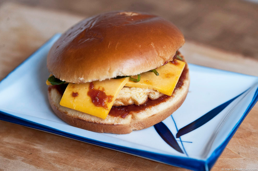 <h5>Burger Bun mit Omelette und Käse</h5>