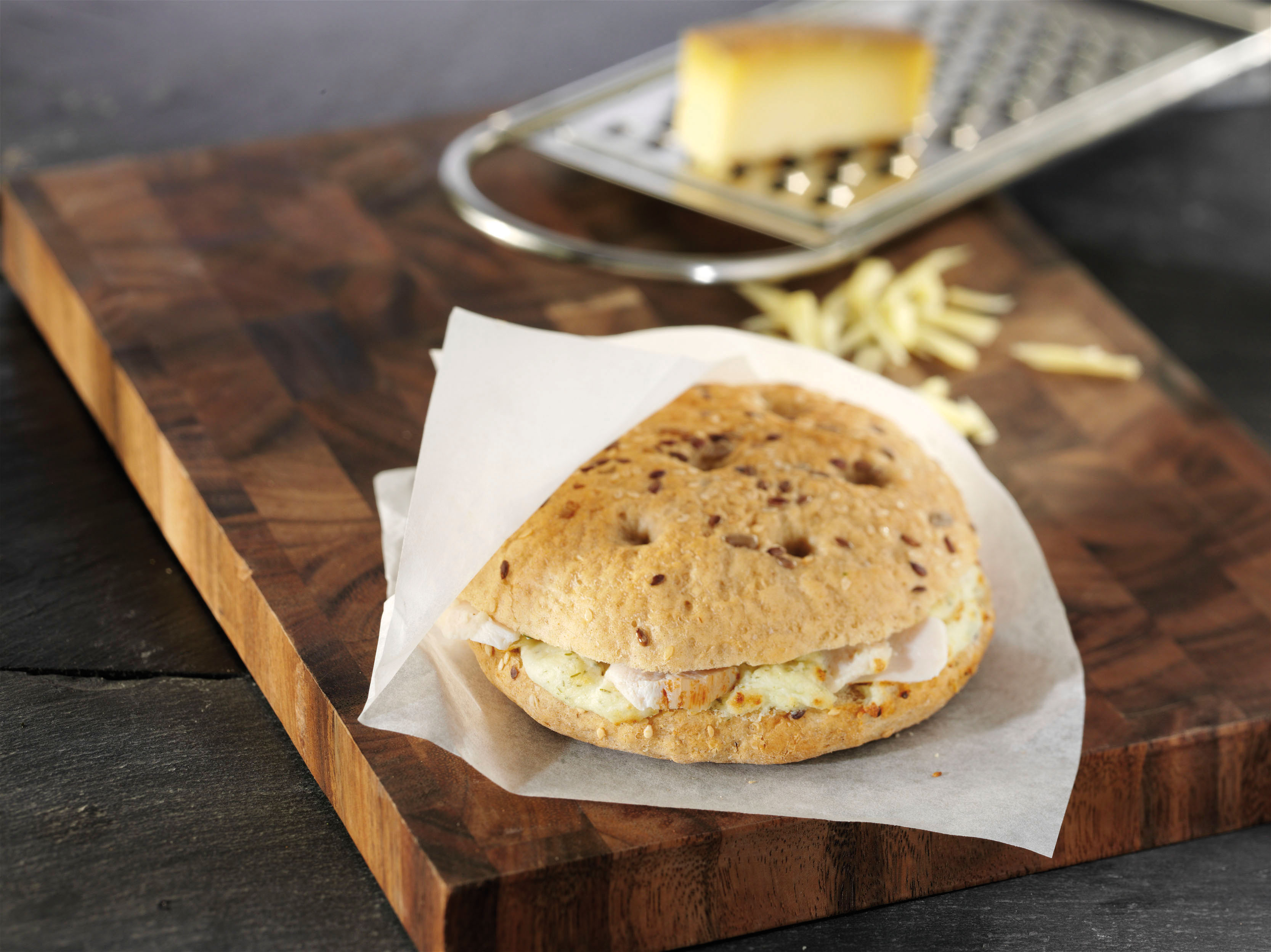 <h5>Pita „Chicken“</h5><p>Mehrkorn-Pita-Brot mit Schnittlauch-Frischkäse, gebratenem Hühnchen und Emmentaler</p>