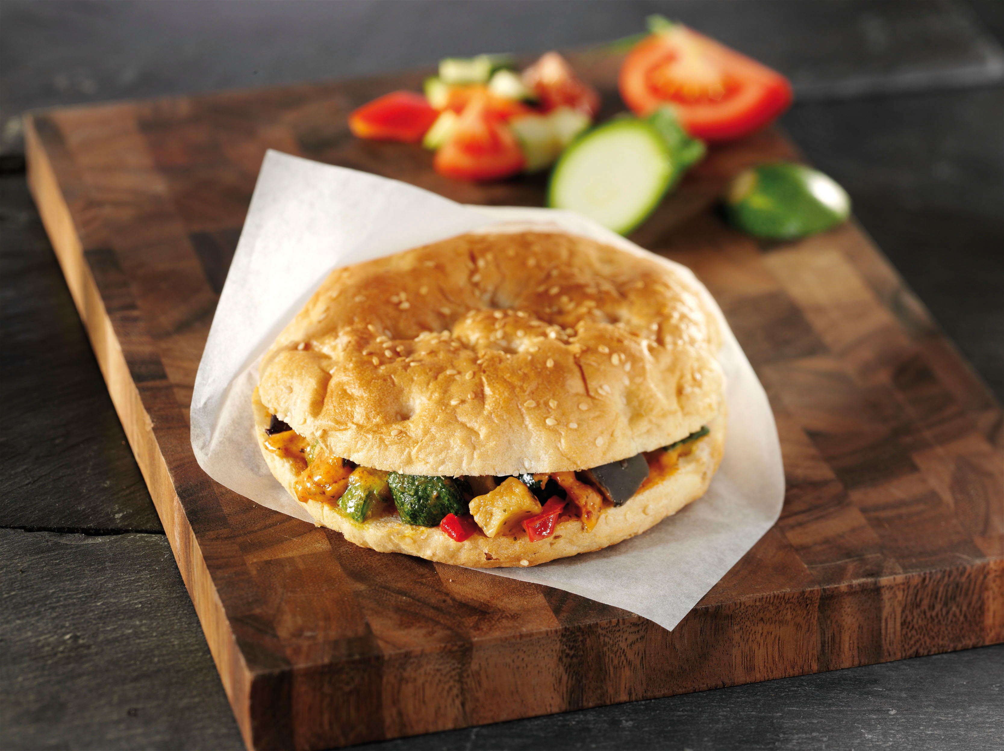 <h5>Pita „Vegetables“</h5><p>Mehrkorn-Pita-Brot mit Zucchini, Aubergine, Paprika und würzigem Tomatenaufstrich"</p>